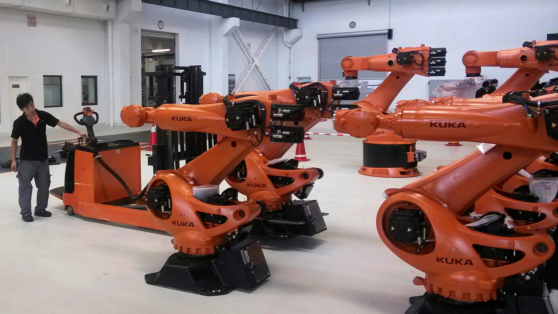 Kuka stellt unter anderem Industrie-Roboter für die Fertigung von Automobilen her.