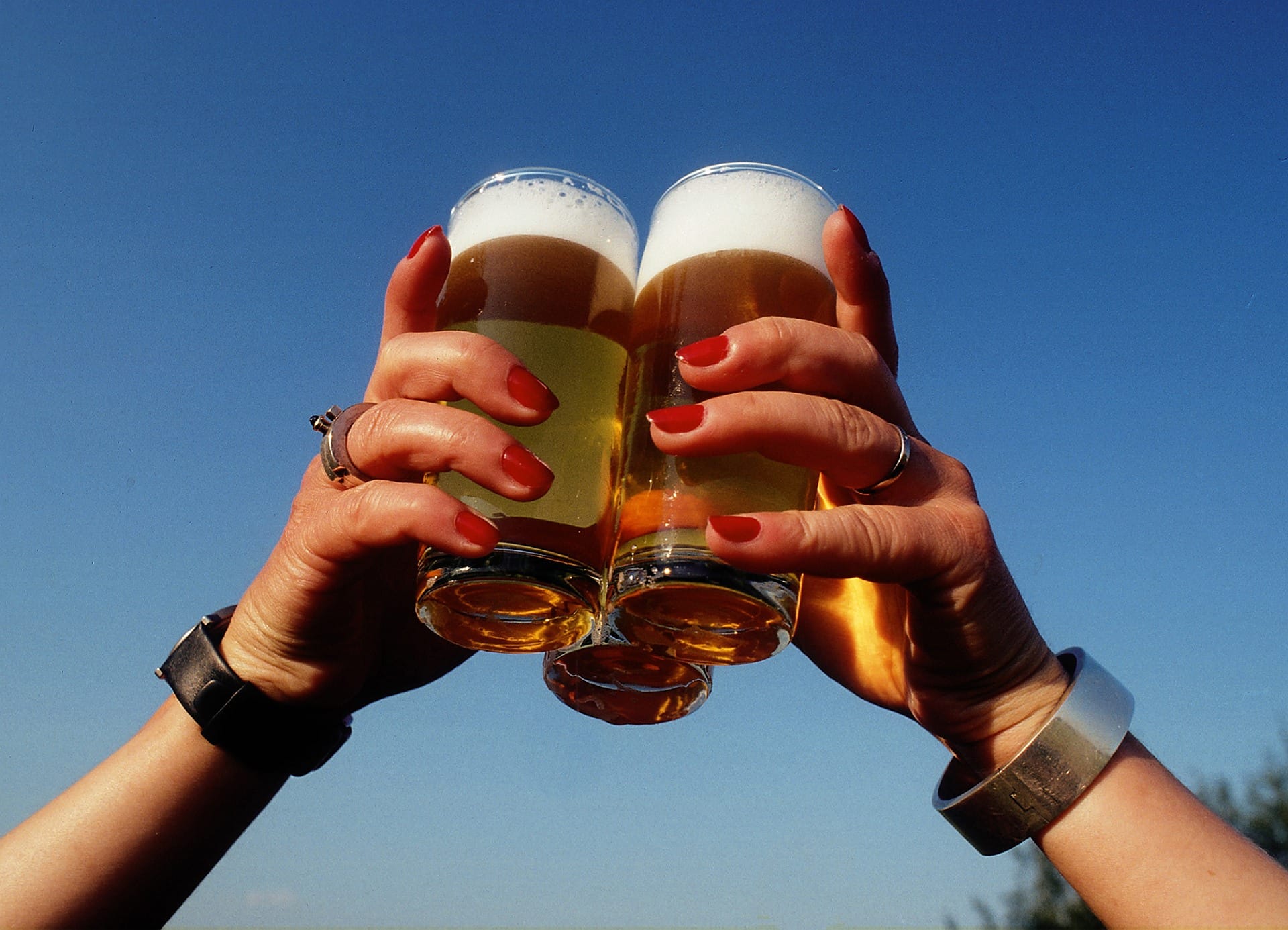 Blauer Himmel, ein warmer Abend und ein kaltes Bier machen die Europameisterschaft zum Ereignis. Doch Bier schmeckt nur, wenn es kalt ist. Pils, Export und Weizenbier entfalten ihr Aroma bei acht bis zehn Grad am besten.