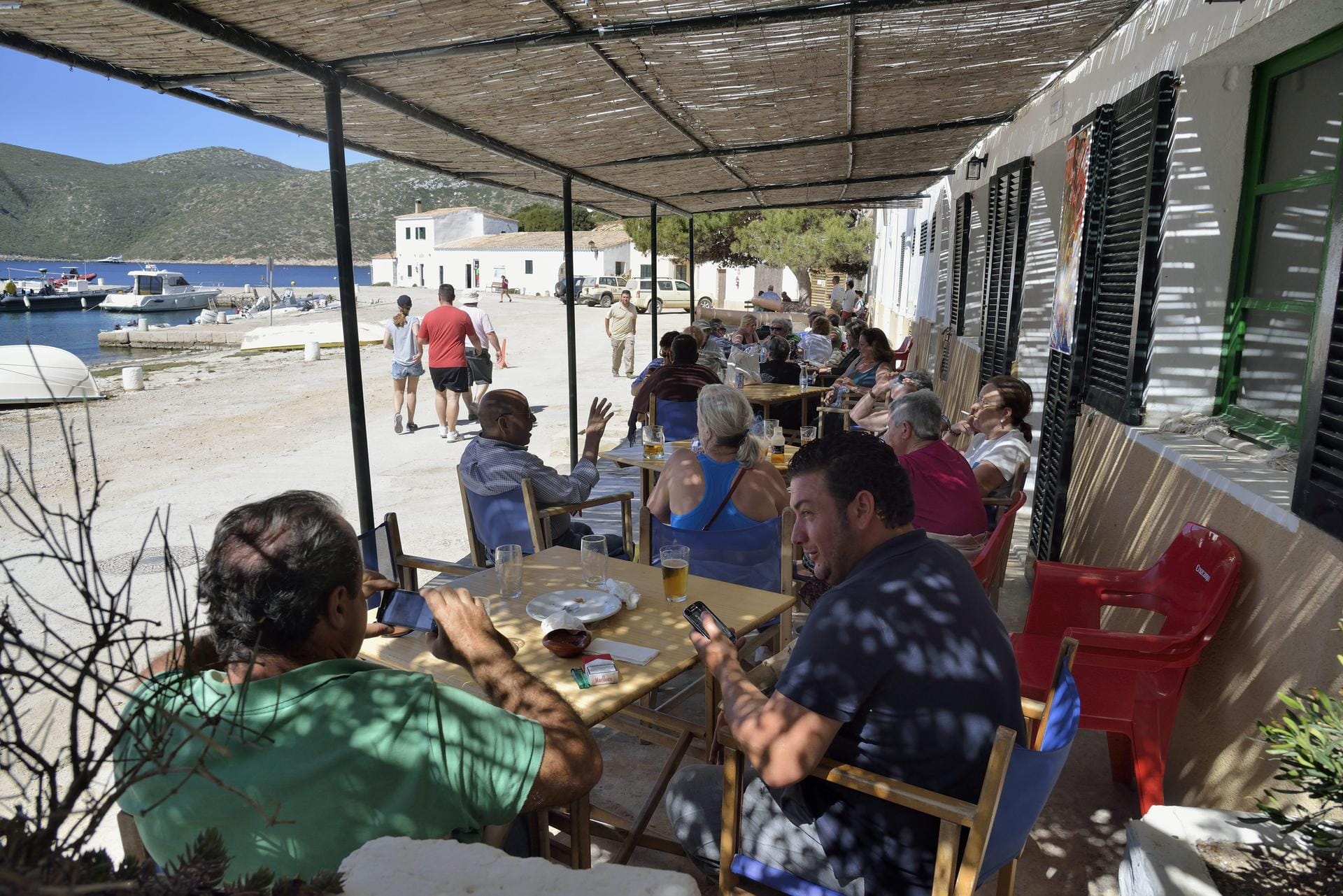 Anlaufpunkt auf der Insel ist das einzige Lokal - die "Cantina". Hier können Touristen ein kühles Bier beziehungsweise einen Kaffee trinken. Oder sie essen eine Kleinigkeit.