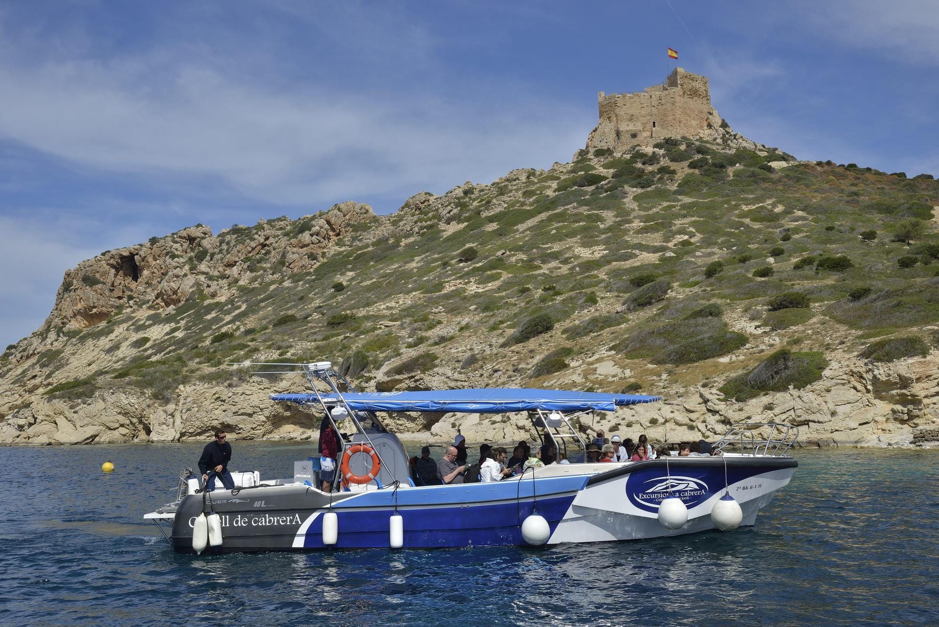Touristen kommen per Ausflugsboot nach Cabrera.