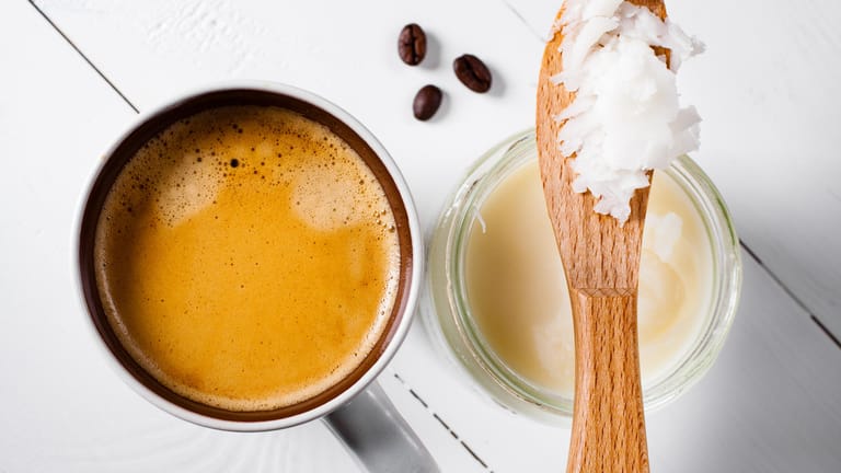 Normaler Kaffee soll mit Kokosnussöl und Butter zu einem echten Satt- und Wachmacher werden.