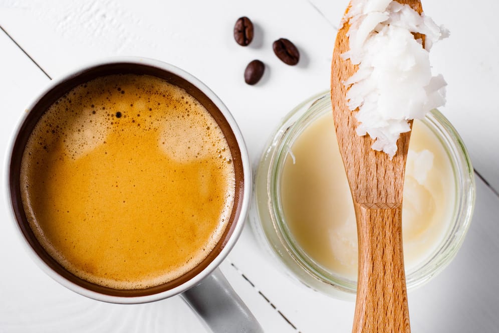 Normaler Kaffee soll mit Kokosnussöl und Butter zu einem echten Satt- und Wachmacher werden.