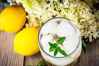 473850330Ein alkoholfreier Hugo mit Eis und Zitrone ist im Sommer eine echte Erfrischung.