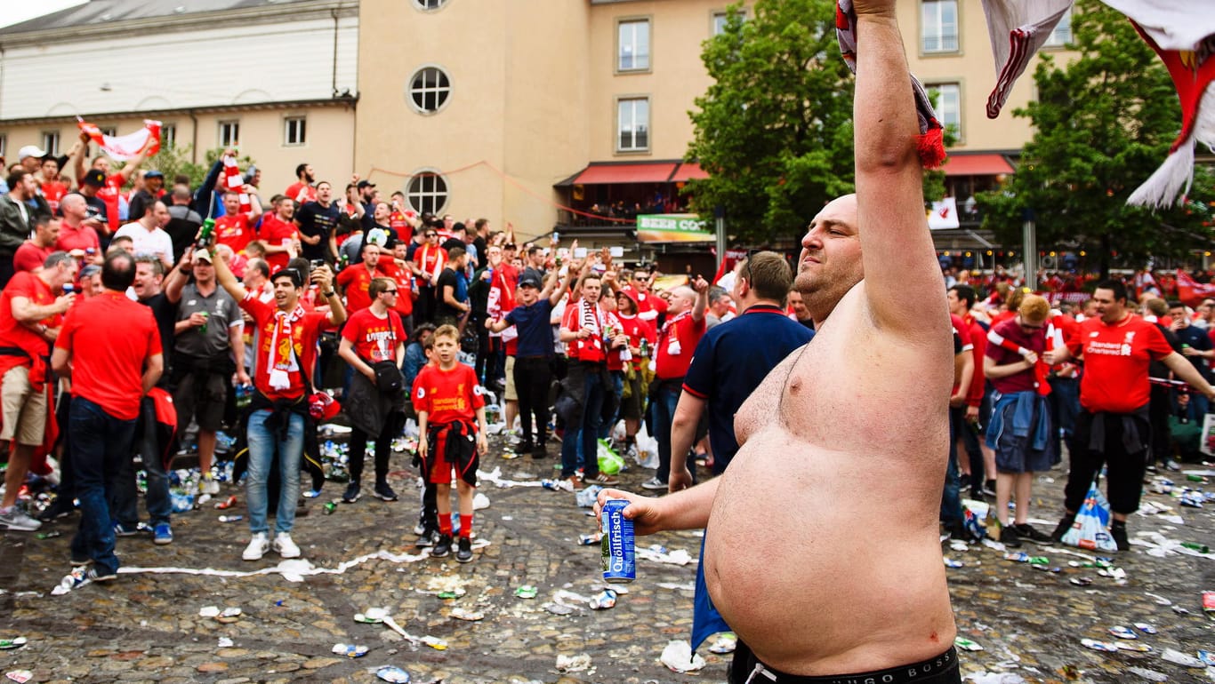 Fans des FC Liverpool feiern am Barfüsserplatz in der Baseler Innenstadt.
