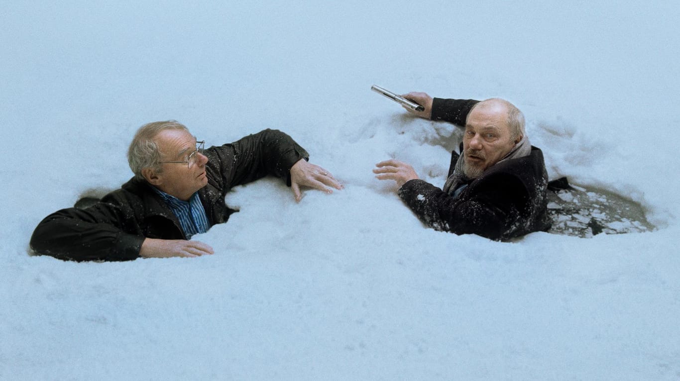 In der norwegischen Komödie "Kill Billy" brechen Harold (Bjørn Sundquist) und Ikea-Gründer Ingvar Kamprad (Bjørn Granath) in einen zugefrorenen See ein.