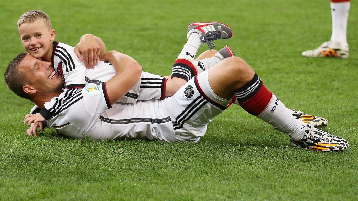 Selbst für Lukas Podolski gibt es etwas, das wichtiger als Fußball ist.