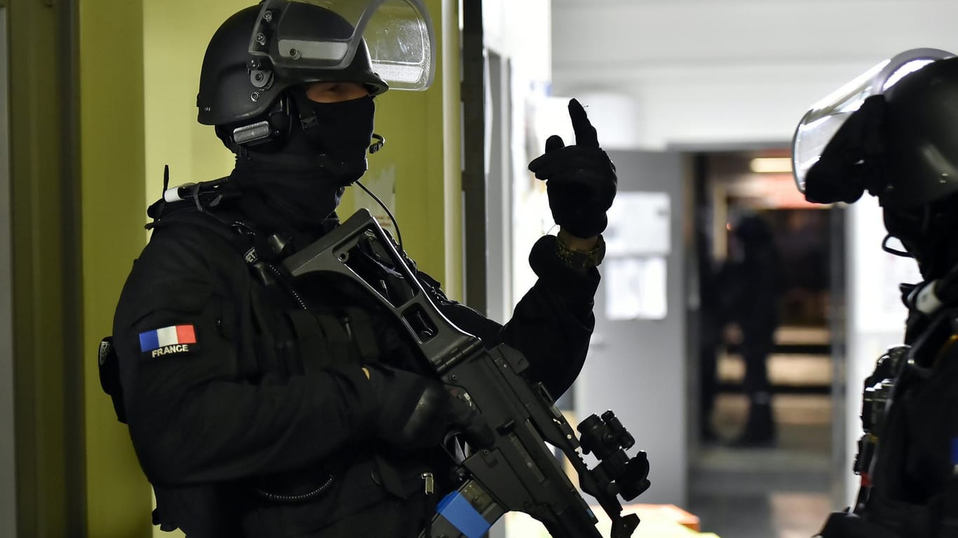 Eine französische Spezialeinheit bereitet sich auf mögliche terroristische Anschläge im Zuge der Fußball-EM vor.