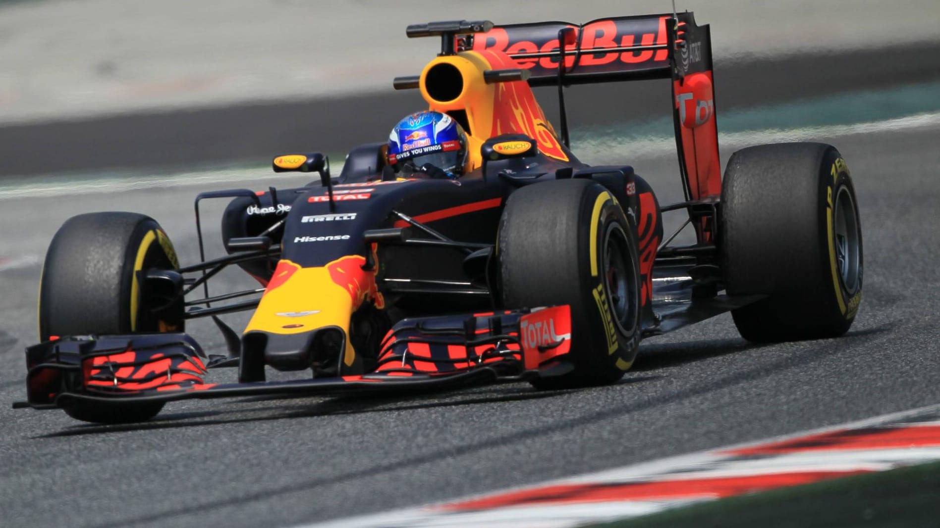 Schnell unterwegs: Max Verstappen im Red Bull bei den Testfahren in Barcelona. Schnell unterwegs: Max Verstappen im Red Bull bei den Testfahren in Barcelona.