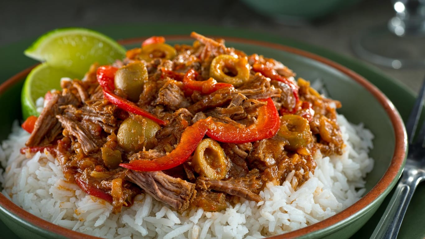 Ropa Vieja ist ein karibisches Rindfleischgericht, das gerne mit Reis serviert wird.