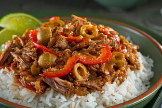 Ropa Vieja ist ein karibisches Rindfleischgericht, das gerne mit Reis serviert wird.