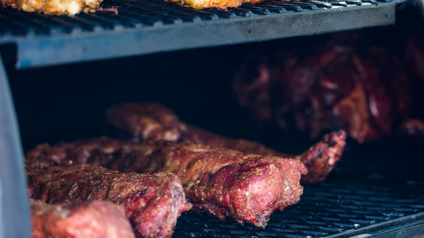 Spareribs werden besonders zart, wenn sie im Smoker zubereitet werden.