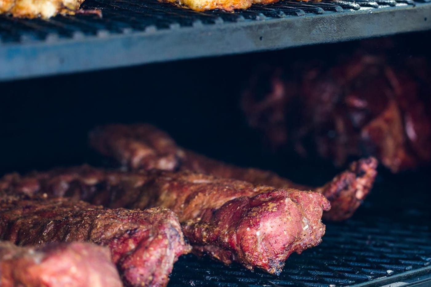 Spareribs werden besonders zart, wenn sie im Smoker zubereitet werden.