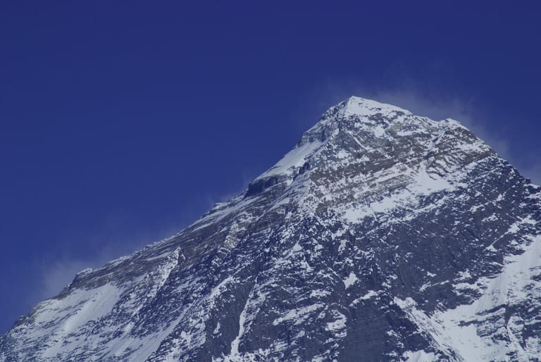 Mount Everest: Der höchste Gipfel der Welt zählt auch zu den stürmischsten Plätzen auf unserem Planeten. Warum? Weil der Bergriese im Himalaya mit seinen 8848 Metern bereits in die Zone hinein ragt, wo der Jetstream zirkuliert.