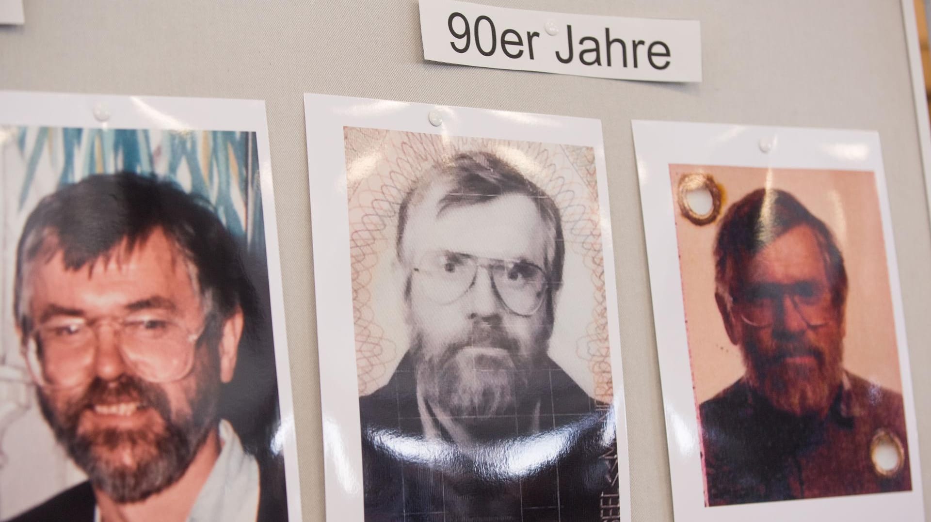 Bilder des mutmaßlichen Serienmörders Manfred S., die die Polizei auf einer Pressekonferenz präsentierte.