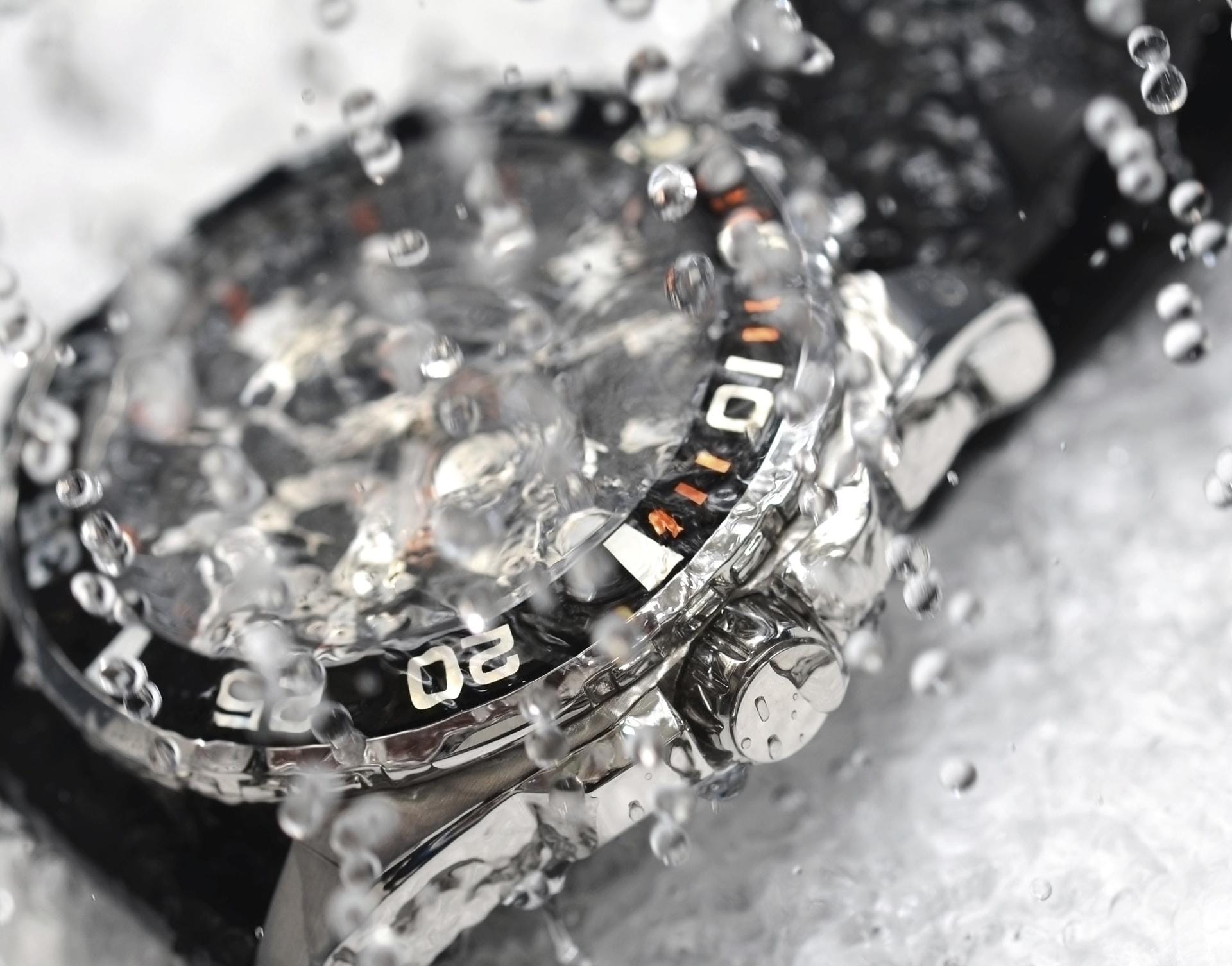 Vor dem Kauf, sollte sich Uhrenfreunde unbedingt über die Wasserdichtigkeit informieren. Gibt der Hersteller bei einer Uhr etwa an "druckfest bis 3 Bar, 30 Meter" bedeutet dies, dass die Uhr lediglich Schutz vor Spritzwasser bietet.