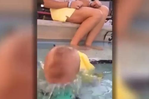 Schwimmtraining soll Babies vor dem Ertrinken schützen . (Screenshot: Bit Projects)