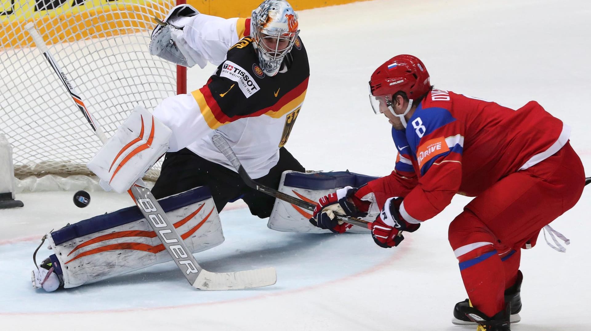 Starke Gegenwehr: Deutschlands Torwart Thomas Greiss gehörte zu den stärksten Spielern im WM-Viertelfinale gegen Russland (rechts Alexander Owetschkin).