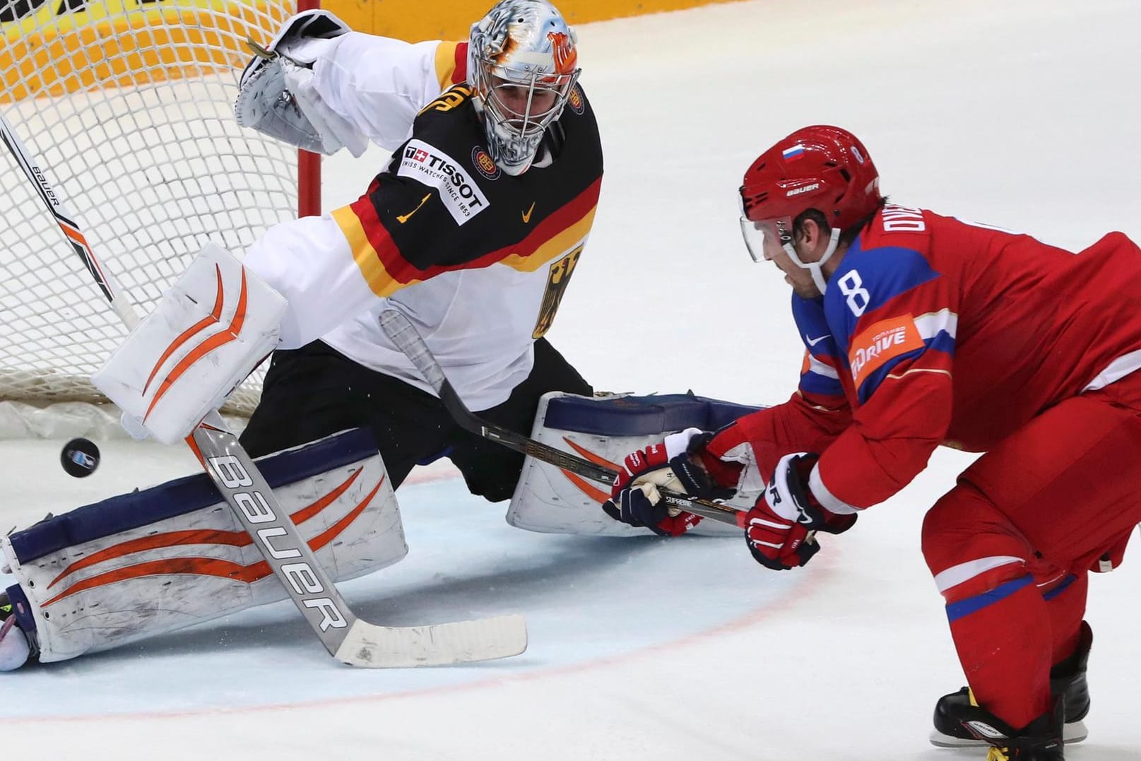 Starke Gegenwehr: Deutschlands Torwart Thomas Greiss gehörte zu den stärksten Spielern im WM-Viertelfinale gegen Russland (rechts Alexander Owetschkin).