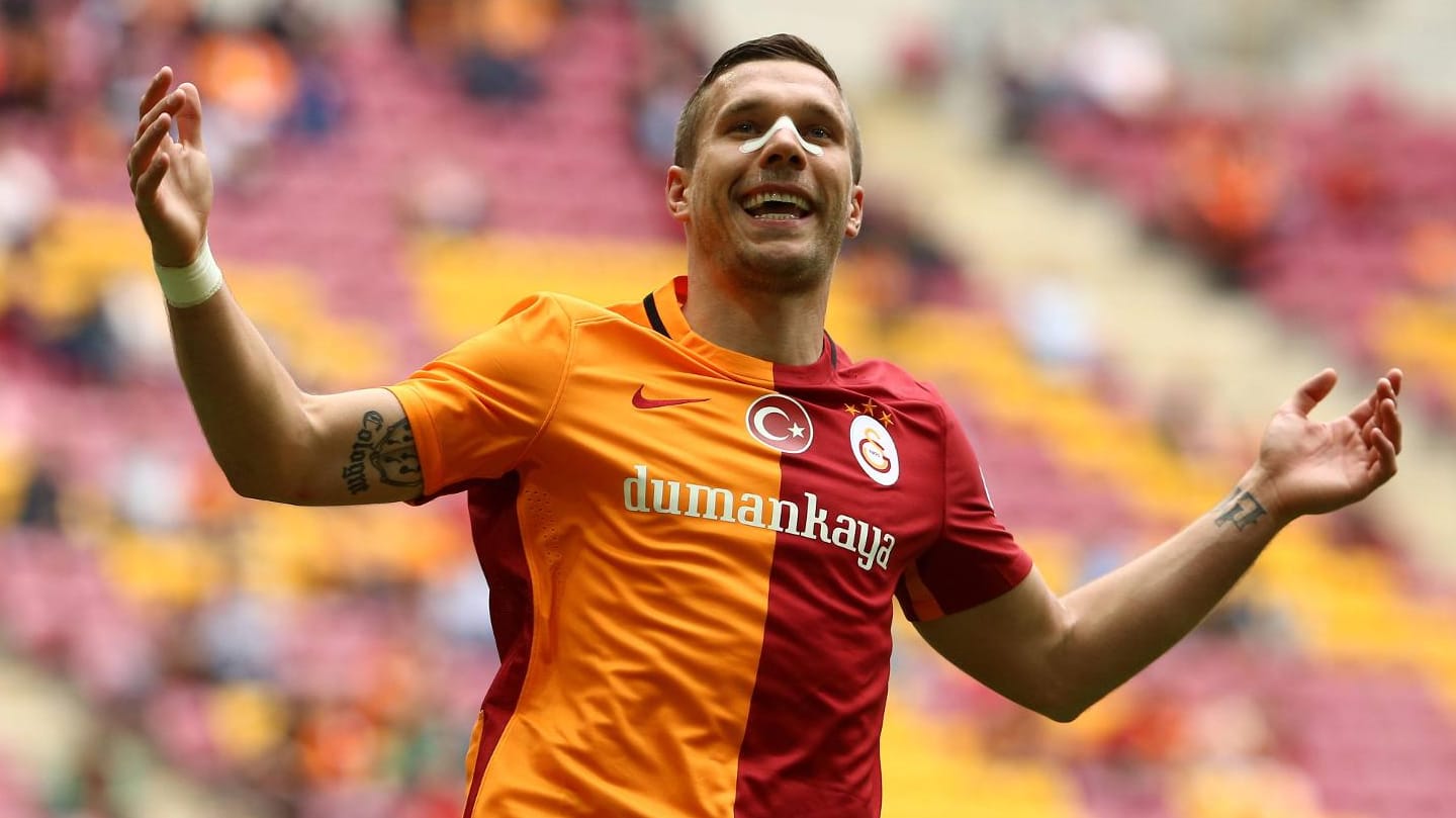 Lukas Podolski schießt sich für die EM warm.