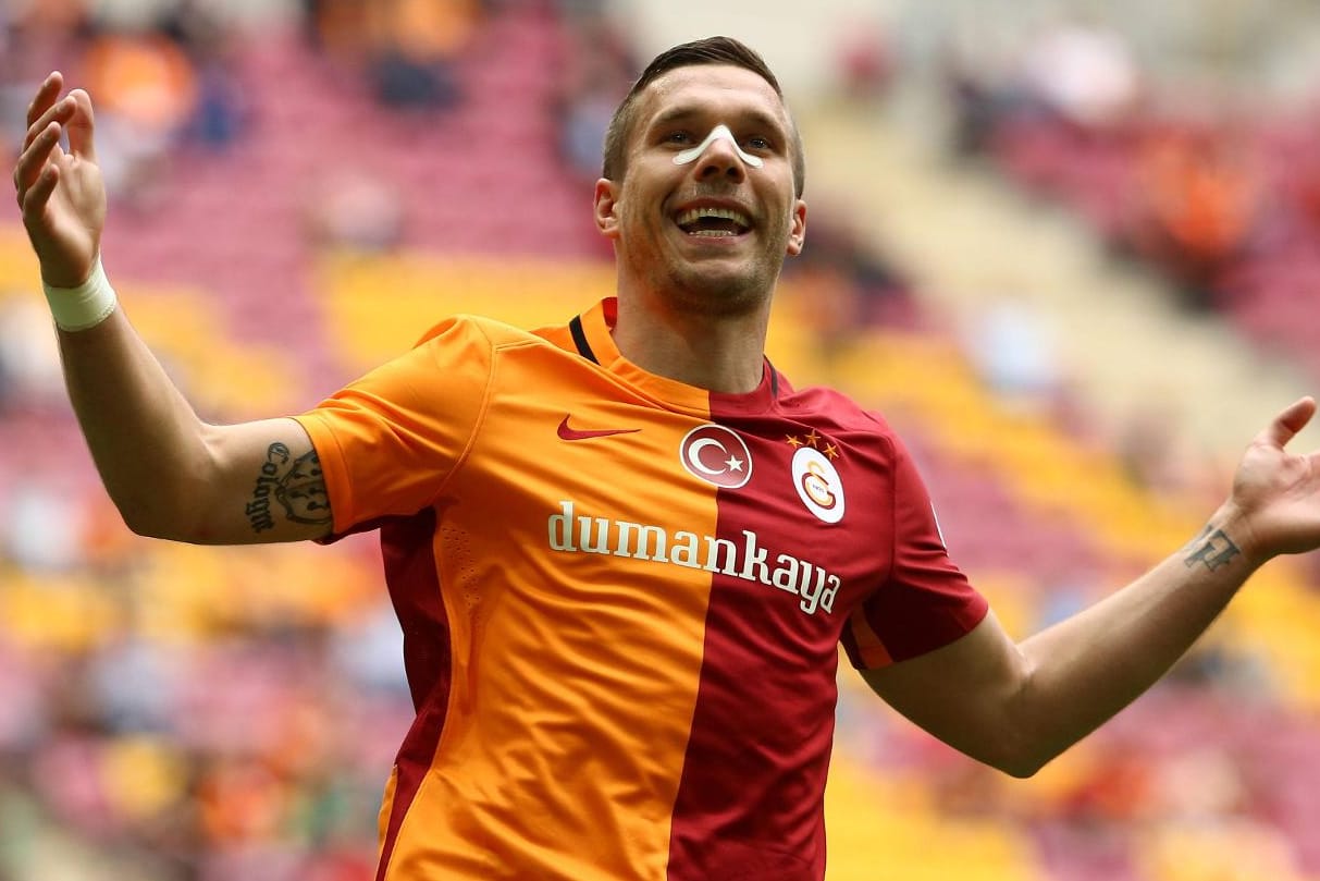 Lukas Podolski schießt sich für die EM warm.