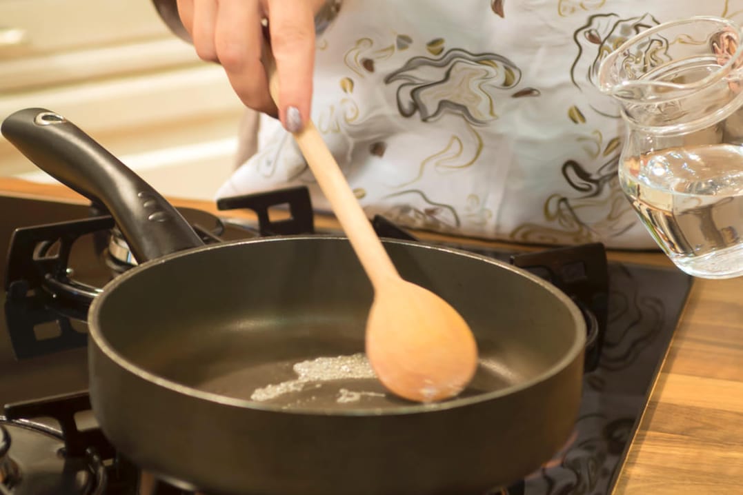 Für den Wassertrick füllt man die Pfanne halbvoll mit Wasser.