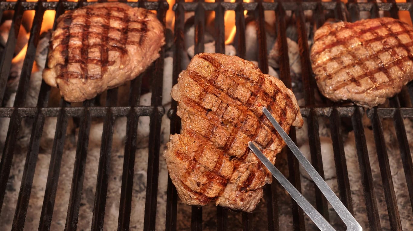 Steaks sollte man besser nicht mit einer Grillgabel wenden.