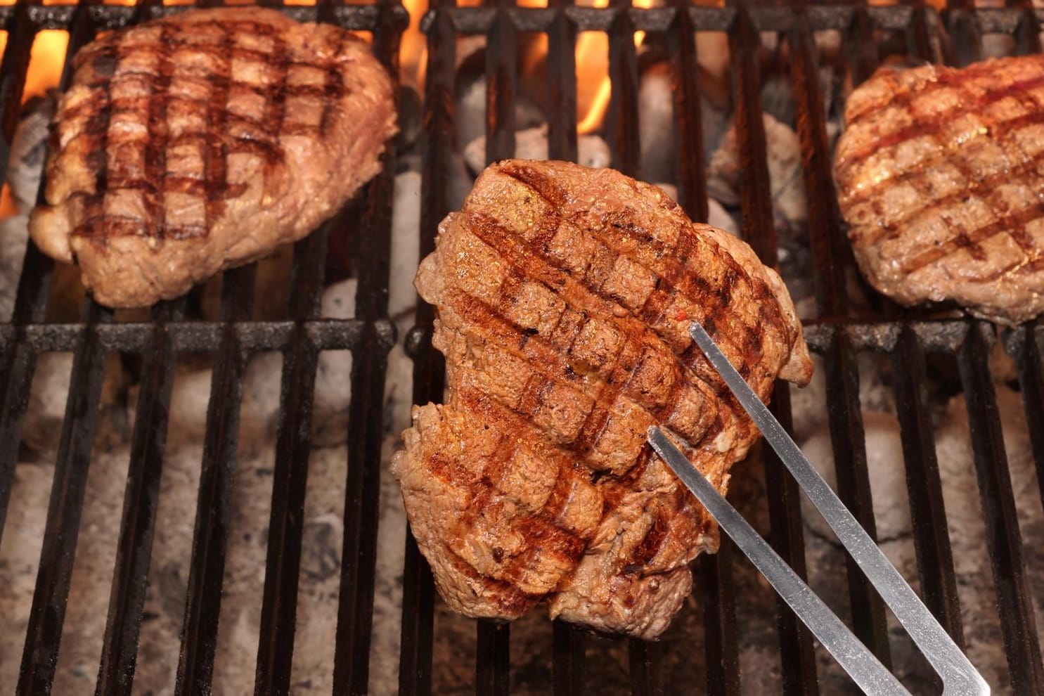 Steaks sollte man besser nicht mit einer Grillgabel wenden.