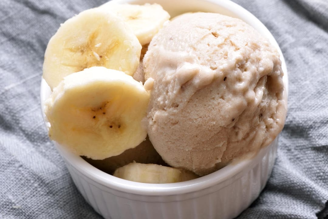 Für diese leckere Eis benötigen Sie neben Bananen keine weitere Zutat.