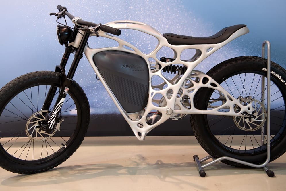 Das in 3D-Druck hergestellte Elektromotorrad ist durch seine Skelettstruktur besonders leicht.