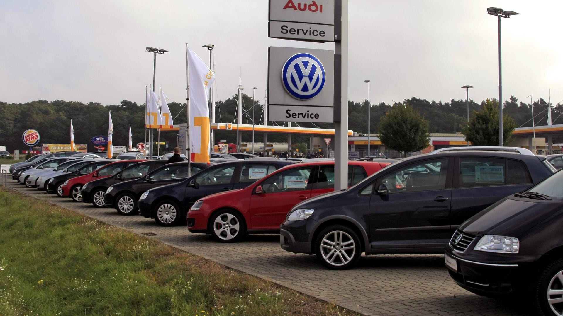 Erstmalig muss ein VW-Händler im Zuge des Abgas-Skandals ein Auto zurücknehmen. Erstmalig muss ein VW-Händler im Zuge des Abgas-Skandals ein Auto zurücknehmen.