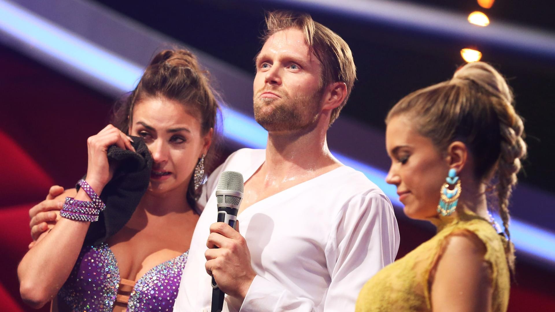 Betroffene Gesichter nach dem letzten gemeinsamen Tanz: Ekaterina Leonova und Julius Brink. Betroffene Gesichter nach dem letzten gemeinsamen Tanz: Ekaterina Leonova und Julius Brink.