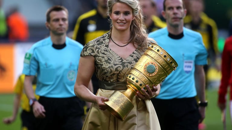 Rodel-Olympiasiegerin Natalie Geisenberger bringt das Objekt der Begierde ins Berliner Olympiastadion: den DFB-Pokal.