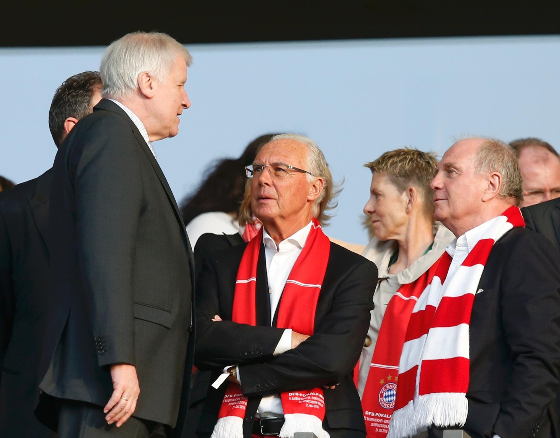 Prominenz ist natürlich auch reichlich im Stadion: Neben Außenminister Frank-Walter Steinmeier besuchen auch Bayerns Ministerpräsident Horst Seehofer, Franz Beckenbauer und Uli Hoeneß (von links) das Endspiel.