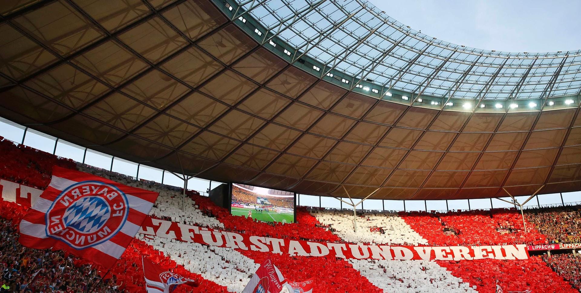 Die Kurve der Fans des FC Bayern zeigt eine beeindruckende Choreographie.