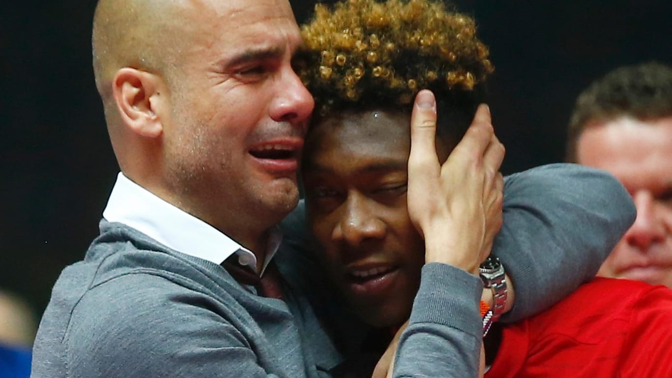 Emotional: Pep Guardiola vergoss nach dem Pokalsieg des FC Bayern Tränen. Rechts David Alaba.