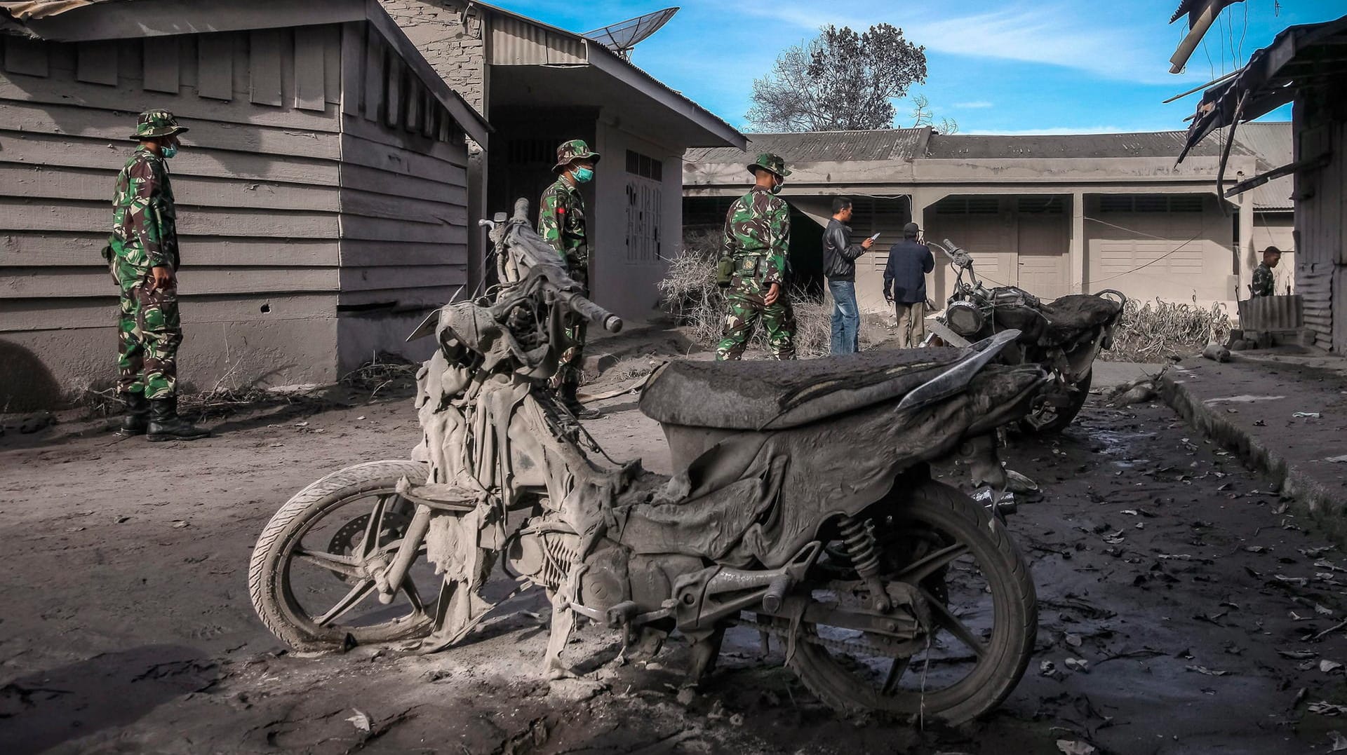 Vulkanausbruch in Indonesien: Der Vulkan Sinabung auf Sumatra stieß 700 Grad heiße Asche aus. Vulkanausbruch in Indonesien: Der Vulkan Sinabung auf Sumatra stieß 700 Grad heiße Asche aus.