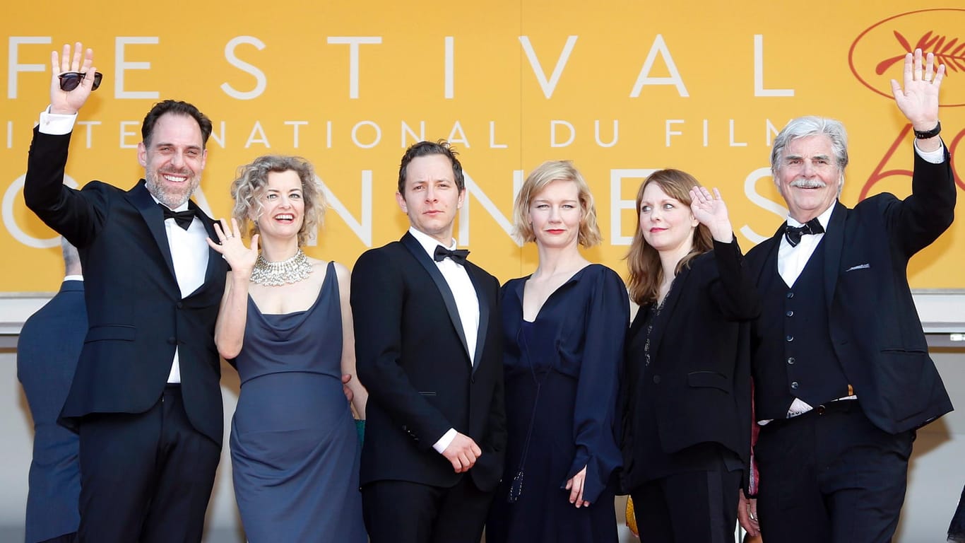 Das "Toni Erdmann"-Ensemble von links nach rechts: Thomas Loibl, Lucy Russell, Trystan Putter, Sandra Hüller, Regisseurin Maren Ade und Peter Simonischek beim Filmfestival von Cannes.