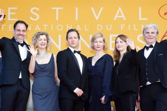 Das "Toni Erdmann"-Ensemble von links nach rechts: Thomas Loibl, Lucy Russell, Trystan Putter, Sandra Hüller, Regisseurin Maren Ade und Peter Simonischek beim Filmfestival von Cannes.