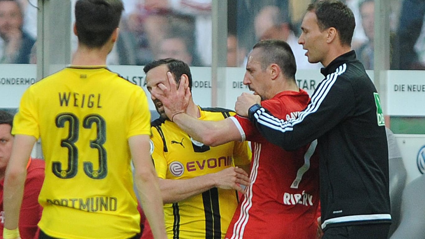 Hässliche Szene im Pokalfinale: Franck Ribéry greift Gonzalo Castro ins Gesicht.
