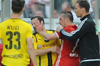 Hässliche Szene im Pokalfinale: Franck Ribéry greift Gonzalo Castro ins Gesicht.