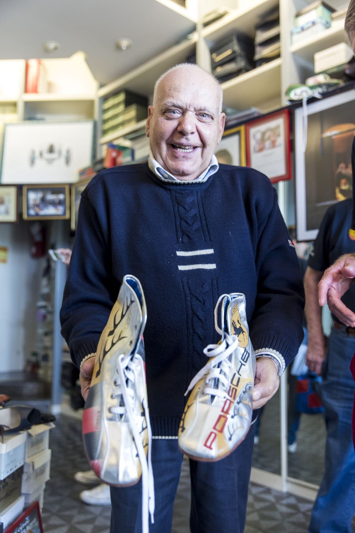 Ciccio mit zwei seiner Kreationen. Seine Mutter brachte ihm zur Schuhmacher-Kunst. Seine eigene Leidenschaft brachte ihn zum Motorsport.
