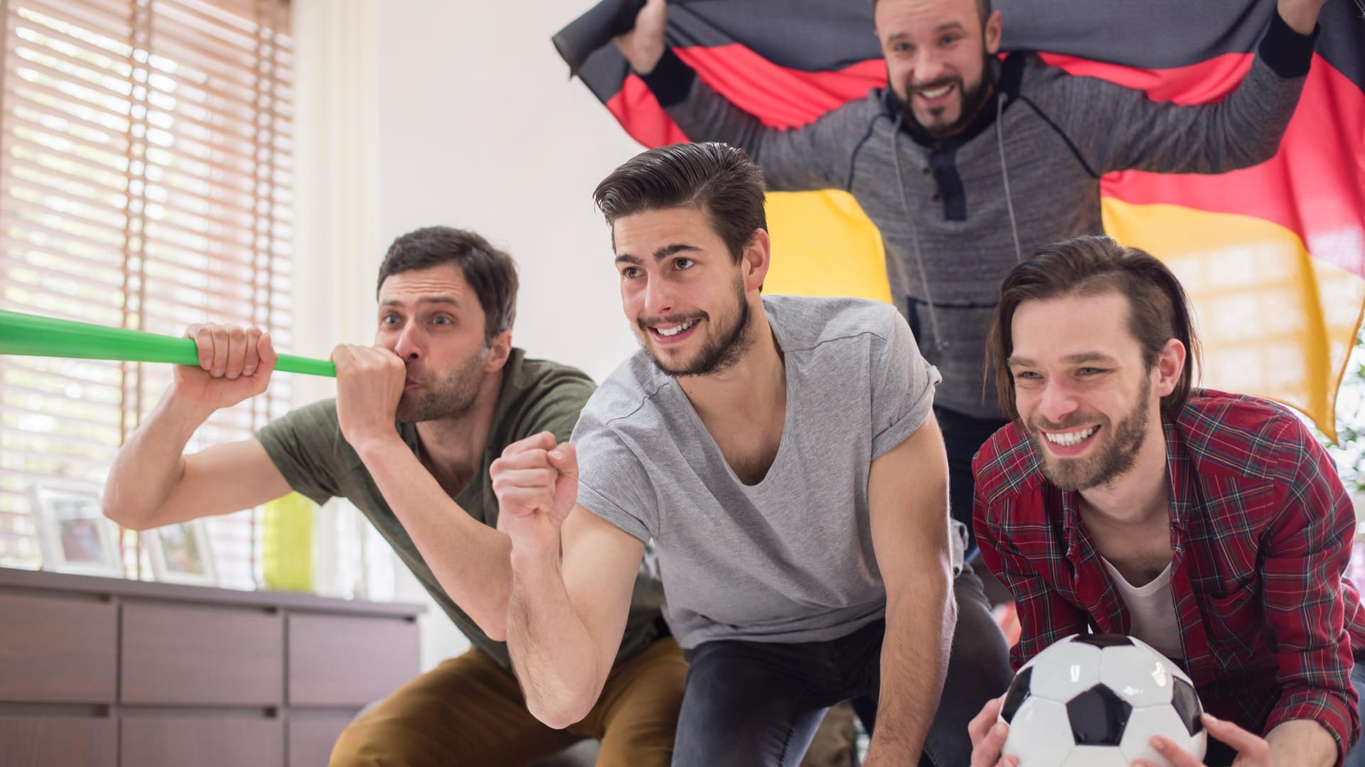 Wenn Sie zusammen mit Freunden eine Fußball-Party machenn, müssen Sie auf Ihre Nachbarn Rücksicht nehmen.