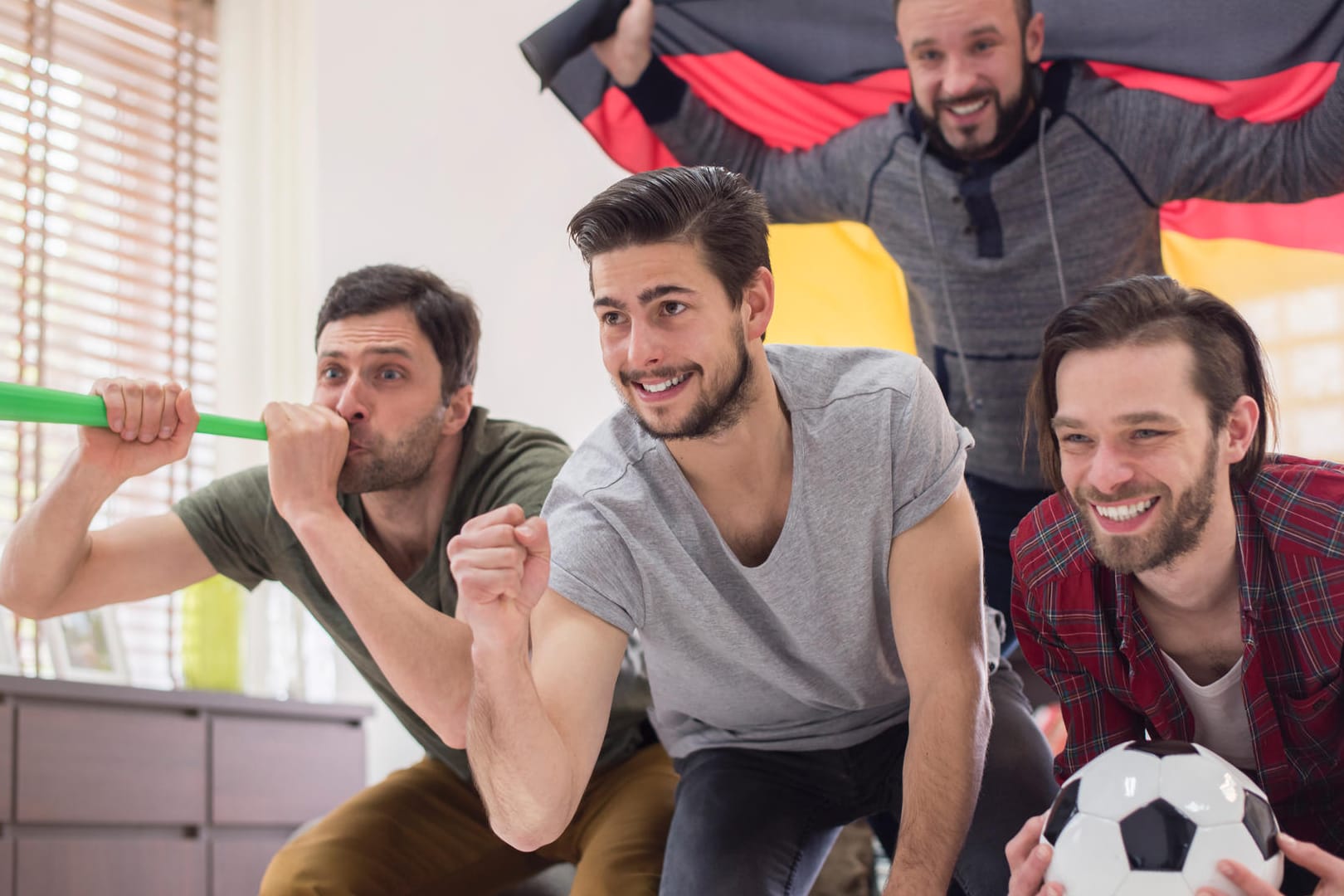 Wenn Sie zusammen mit Freunden eine Fußball-Party machenn, müssen Sie auf Ihre Nachbarn Rücksicht nehmen.