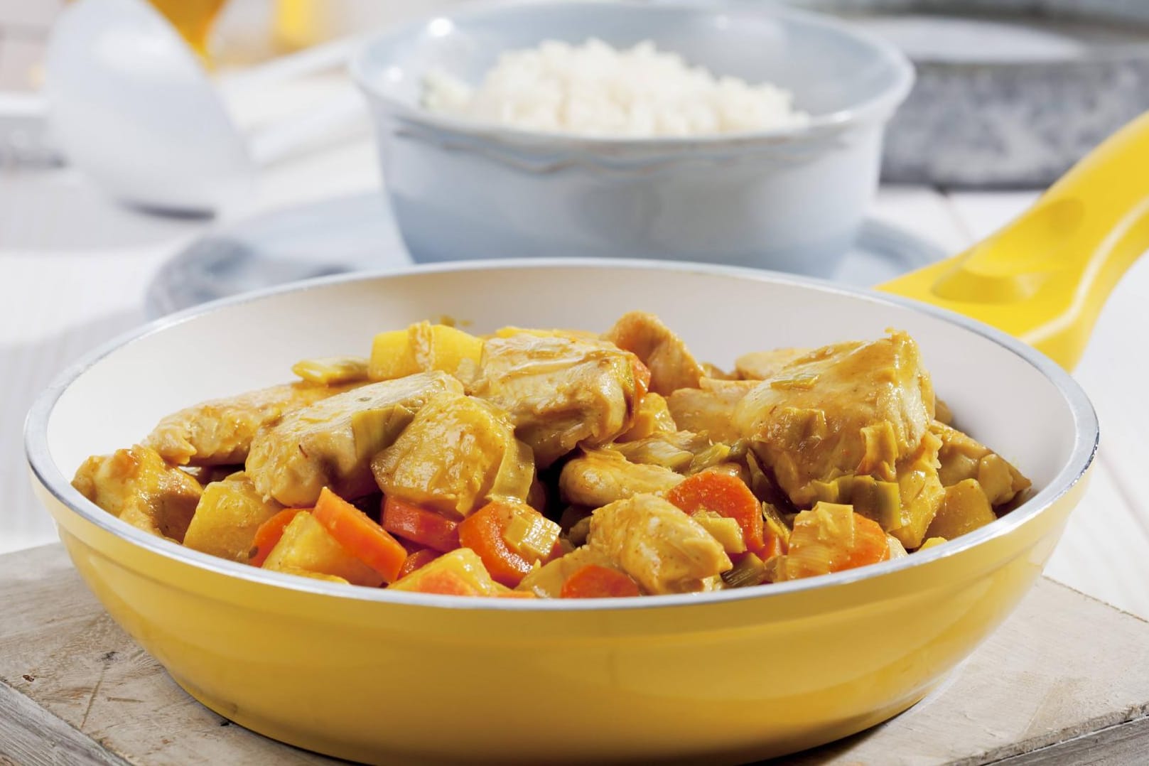 Ein Hähnchen-Curry mit Kokosnuss ist lecker und bringt ein Stück Asien in die heimische Küche.