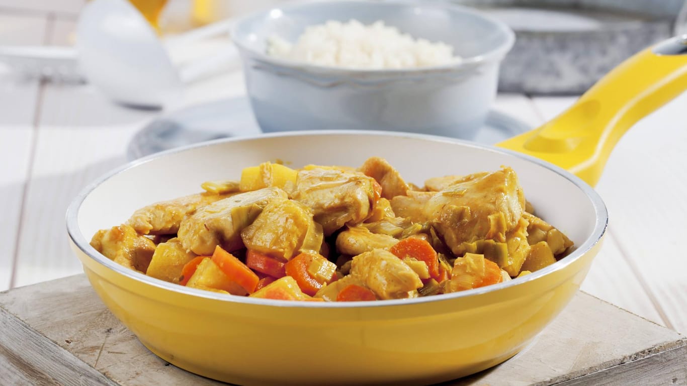 Ein Hähnchen-Curry mit Kokosnuss ist lecker und bringt ein Stück Asien in die heimische Küche.