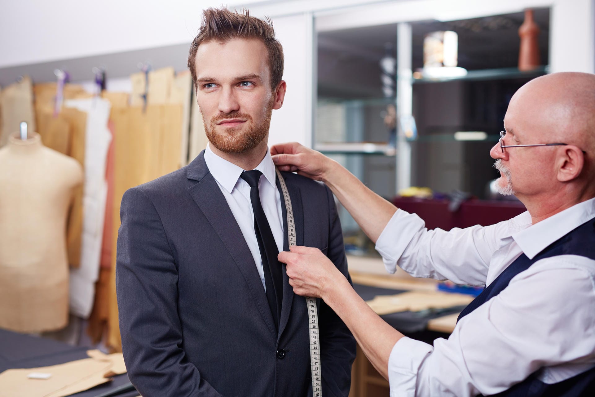 Beim Anzugkauf kann es nicht schaden, sich die professionelle Beratung durch einen Herrenausstatter zu leisten.