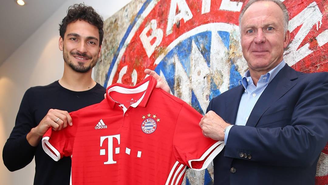 Freude bei Karl-Heinz Rummenigge (re.): Mats Hummels hat einen Vertrag beim FC Bayern unterschrieben. Freude bei Karl-Heinz Rummenigge (re.): Mats Hummels hat einen Vertrag beim FC Bayern unterschrieben.