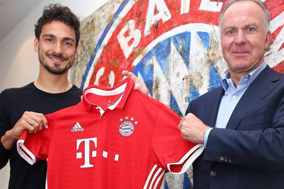Freude bei Karl-Heinz Rummenigge (re.): Mats Hummels hat einen Vertrag beim FC Bayern unterschrieben.