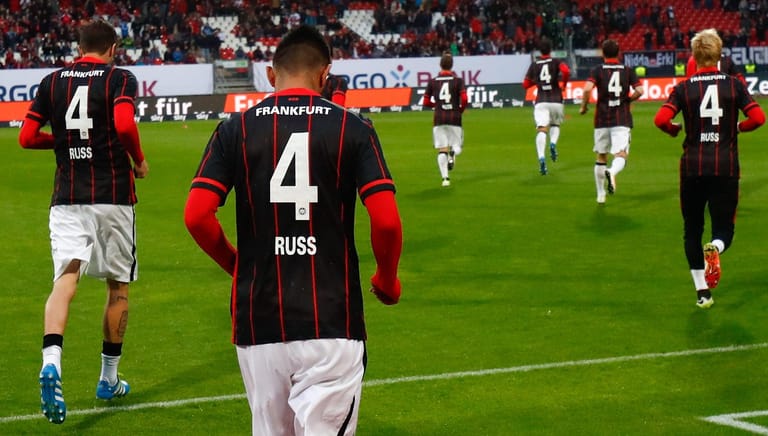 Schönes Zeichen: Die Spieler von Eintracht Frankfurt wärmten sich in Trikots auf, die den Namen ihres an einem Tumor erkrankten Mitspielers Marco Russ trugen.