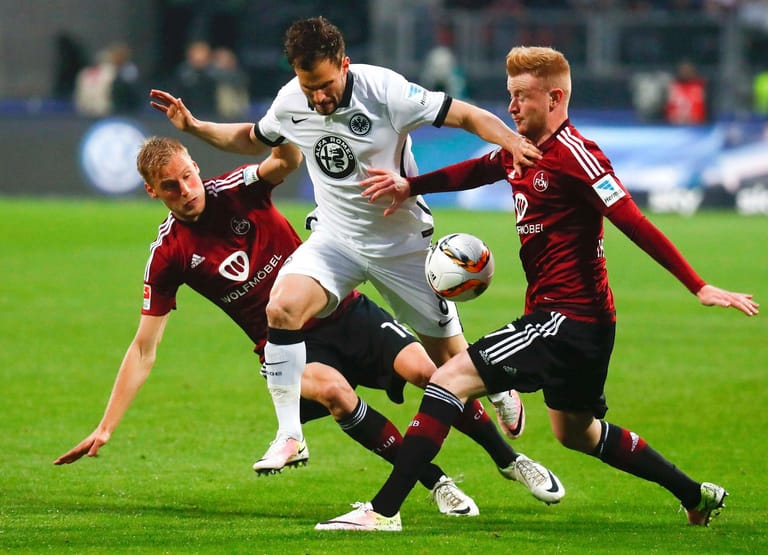 Klar überlegen: Die erste Halbzeit gehörte in Sachen Ballbesitz der Eintracht mit Szabolcs Huszti. Nürnberg kam, wie hier Hanno Behrens (li.) und Sebastian Kerk (re.) selten an den Ball.
